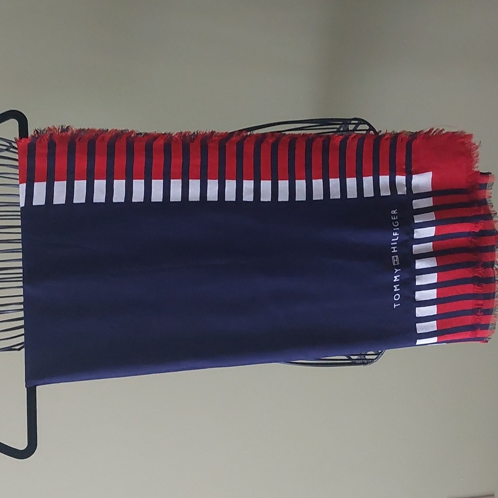 NWOT, TOMMY HILFIGER scarf, 52X52